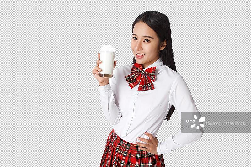 青春活力的青年女学生喝牛奶图片素材