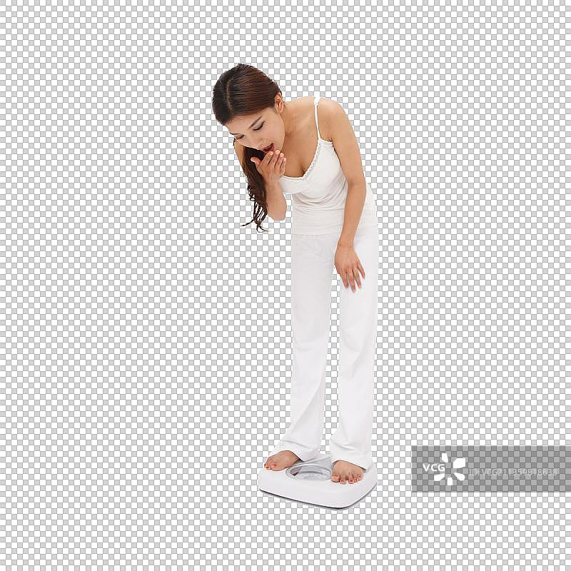 年轻女人在称体重图片素材