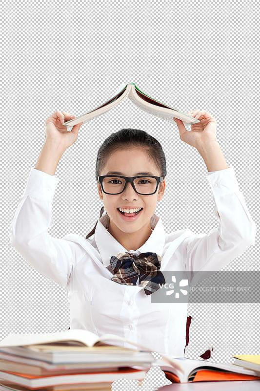 一个中学女生举着书在教室里图片素材