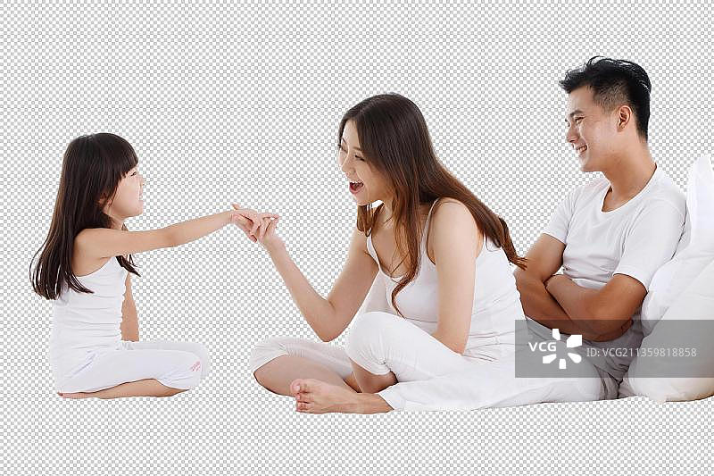 幸福的一家三口在卧室的床上玩耍图片素材