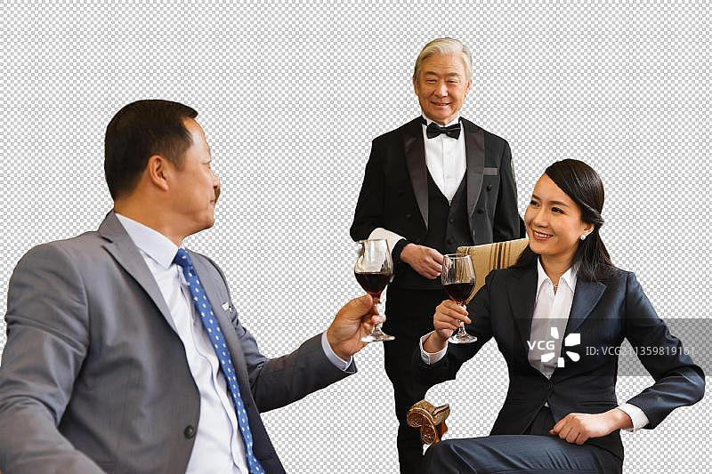 商务人士拿着酒杯在书房图片素材