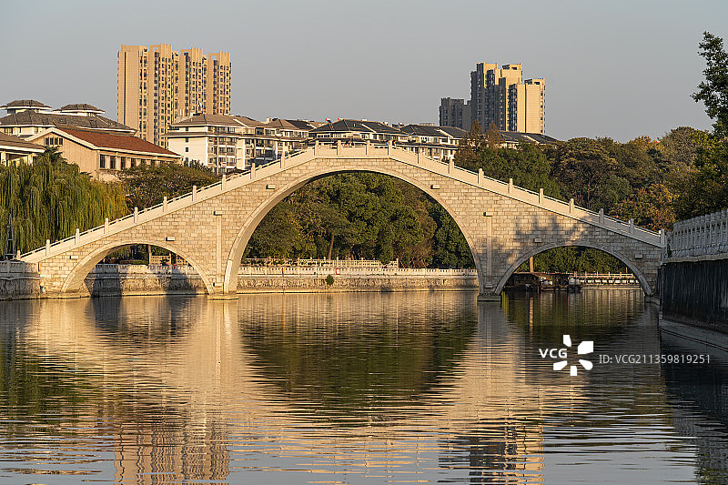 金光下的常州天宁区文成桥景色图片素材
