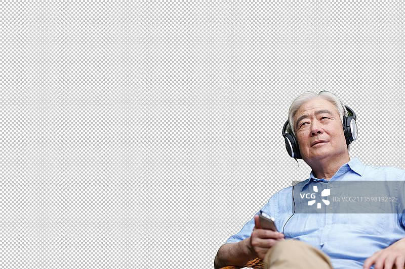 一个老年男人坐在椅子上戴着耳机图片素材