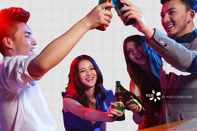 酒吧里喝酒的年轻人图片素材