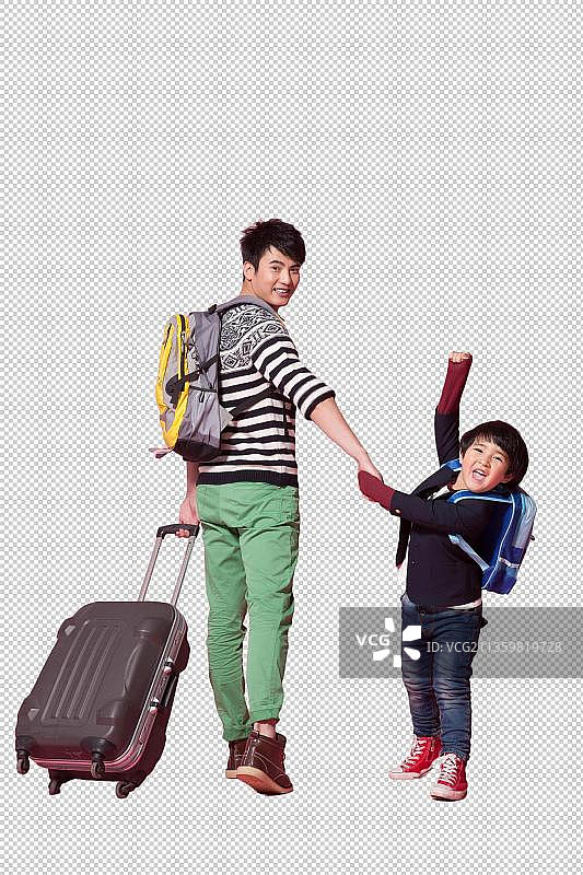 父亲拉着行李箱牵着儿子的手准备出游图片素材