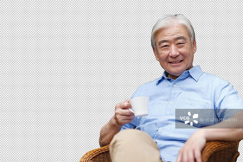 休闲的老年人在后院喝茶图片素材