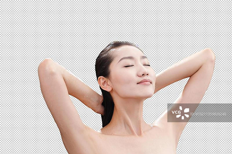 年轻女人在户外洗浴图片素材