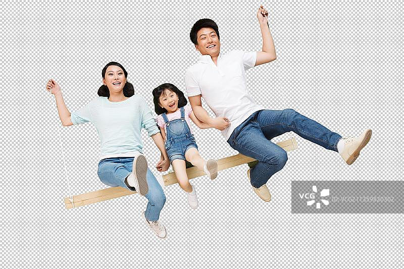 幸福的一家三口在草地上荡秋千图片素材