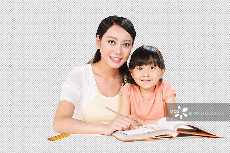 母亲在指导女儿学习在客厅里图片素材