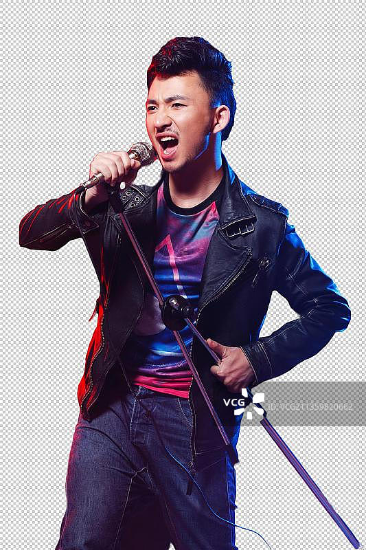 酒吧里唱歌的年轻男人图片素材