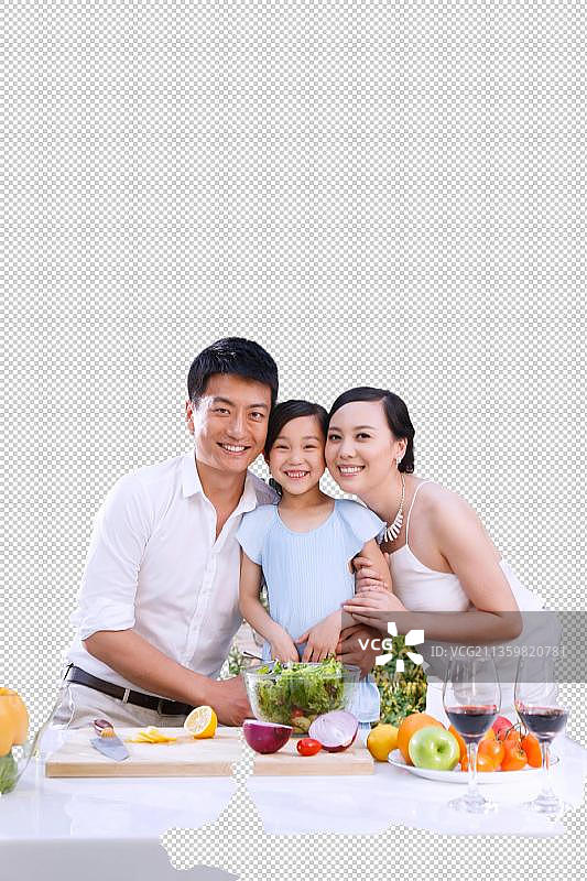 三口之家在户外厨房图片素材