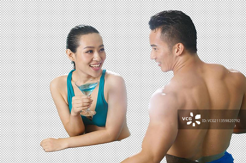 游泳池里的青年情侣图片素材