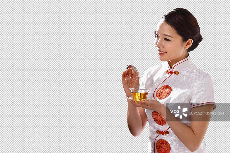 一个东方青年女人在茶园喝茶图片素材