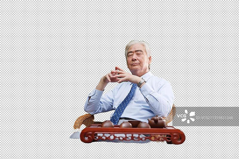 一个成功的老年男人坐在院子里图片素材