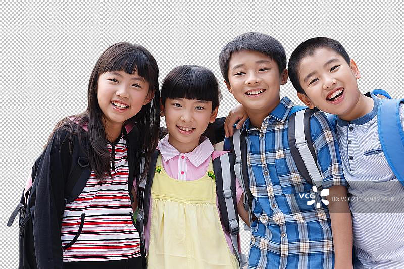 可爱的小学生在校园里搂着肩膀图片素材