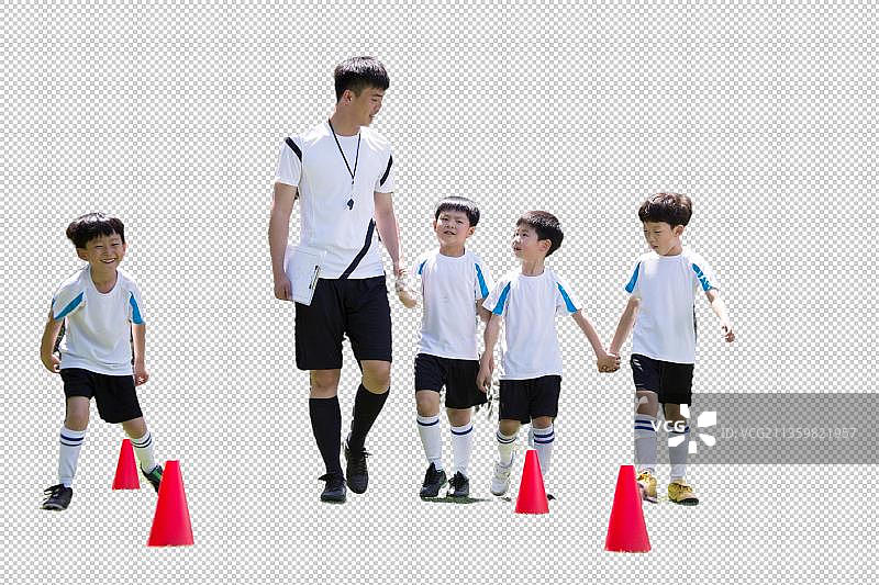 足球教练和男孩们在足球场上图片素材