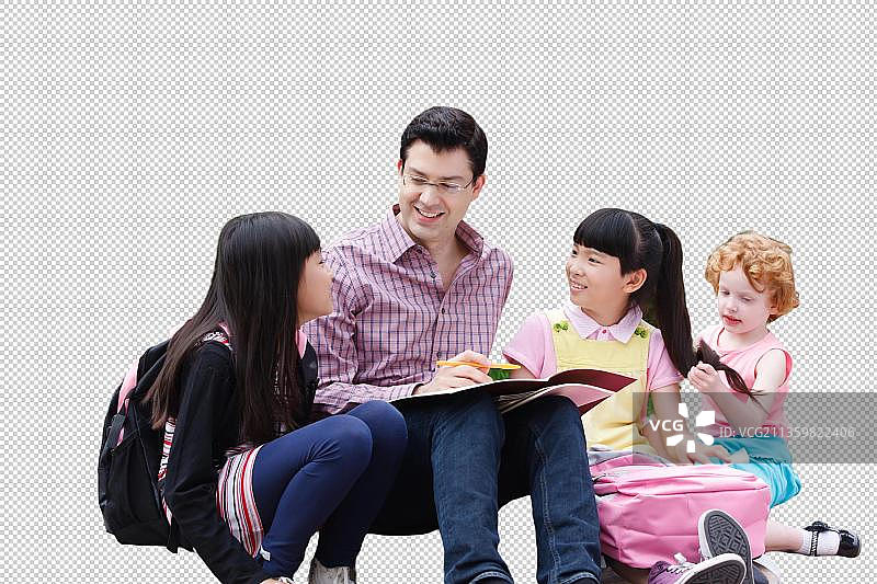 老师和小学生坐在台阶上学习图片素材