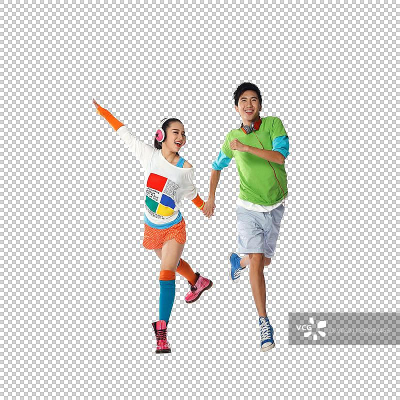 时尚活力的年轻人手牵手奔跑图片素材