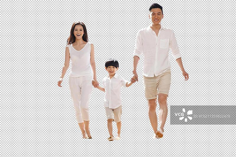 快乐的一家三口在海边玩耍图片素材