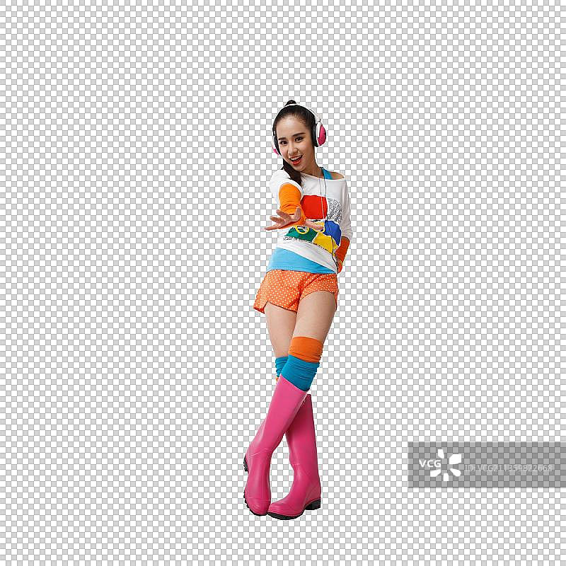 时尚活力的年轻女孩听音乐图片素材