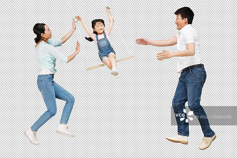 幸福的一家三口在草地上荡秋千图片素材