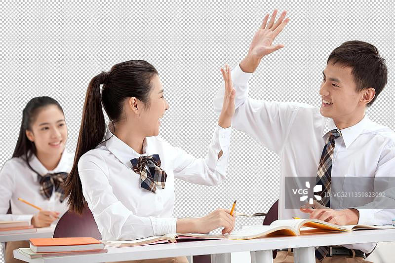 兴奋的中学生在教室里击掌图片素材