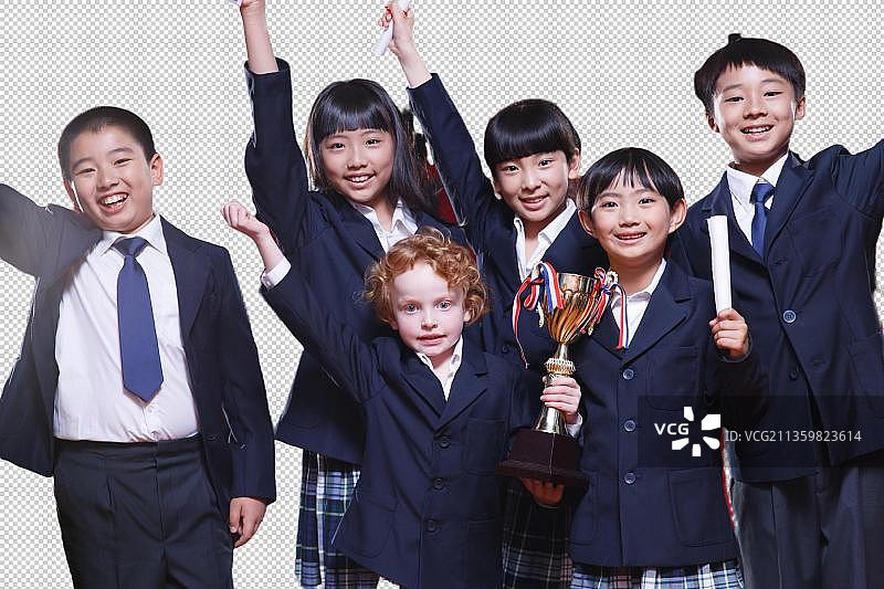 小学生拿着奖品在礼堂里图片素材