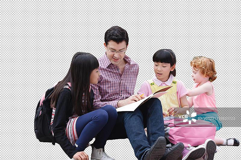 老师和小学生坐在台阶上学习图片素材