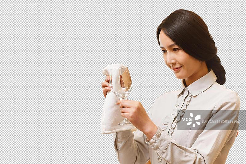 女保洁员正在擦杯子图片素材