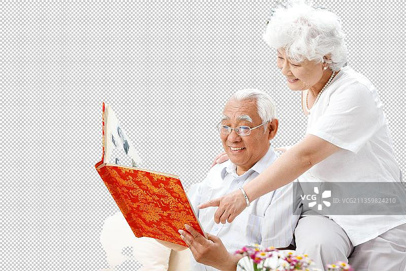 幸福的老年夫妇看照片图片素材