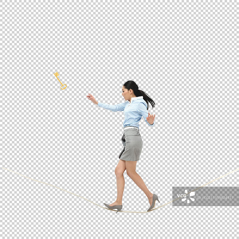 商务女人走钢丝伸手抓钥匙图片素材