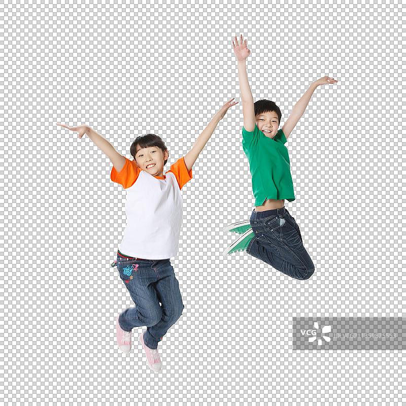 两个东方小学生跳跃图片素材