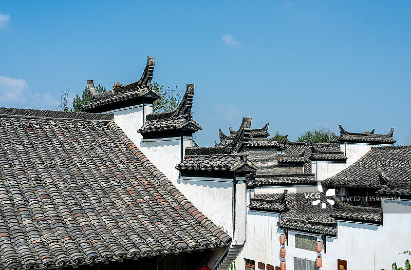 中国安徽徽州建筑白墙灰瓦马头墙屋檐图片素材