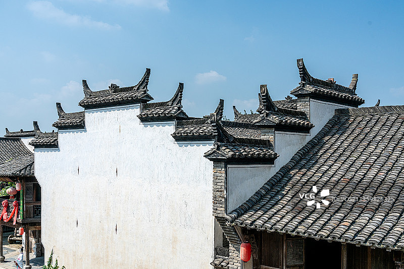 中国安徽徽州建筑白墙灰瓦马头墙屋檐图片素材
