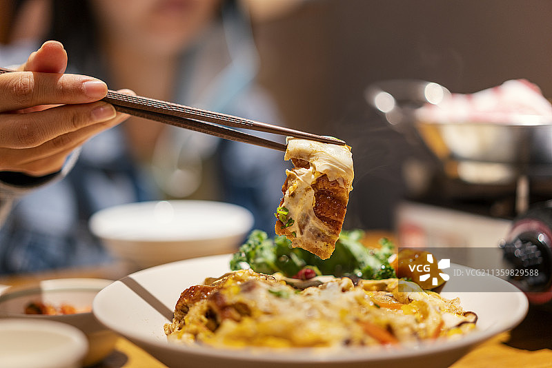 餐桌上的鳗鱼滑蛋饭图片素材