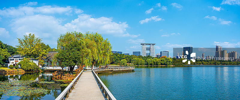 中国安徽铜陵天井湖公园建筑全貌图片素材