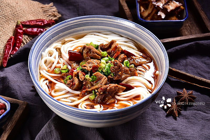 牛肉肥肠米粉米线45度视角图图片素材