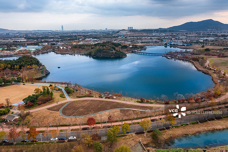 江苏省苏州市张家港香山风景区秋色树林湖泊公路秋天休闲放松散步图片素材