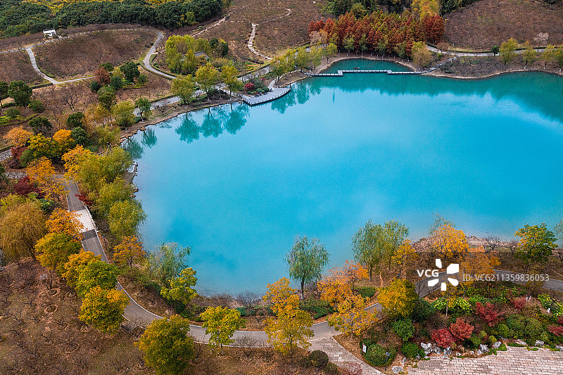 江苏省苏州市张家港香山风景区秋色树林湖泊公路秋天休闲放松散步图片素材