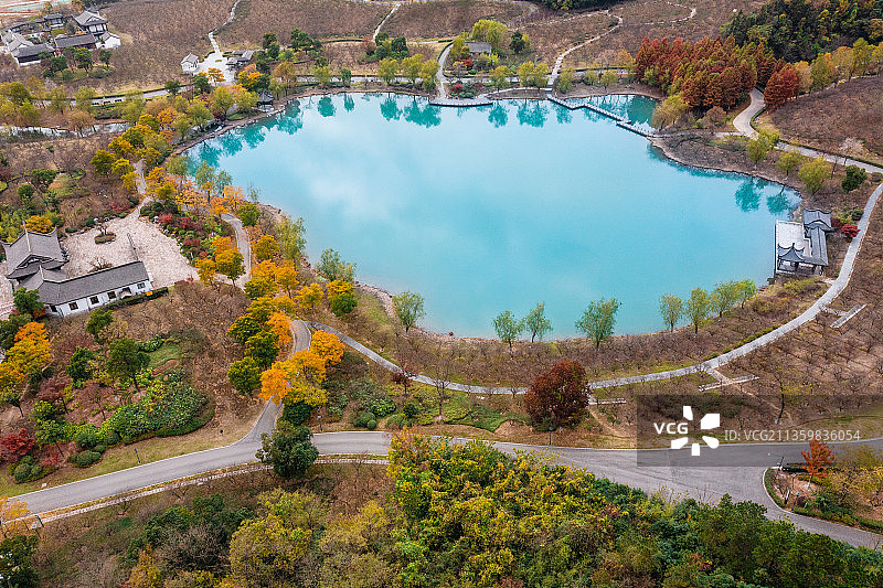 江苏省苏州市张家港香山风景区秋色树林湖泊公路秋天休闲放松散步图片素材