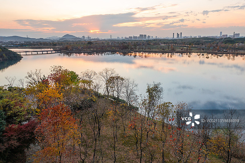 江苏省苏州市张家港香山风景区秋色树林湖泊公路秋天休闲放松散步图片素材