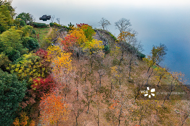 江苏省苏州市张家港香山风景区秋色树林湖泊公路秋天休闲放松散步图片素材