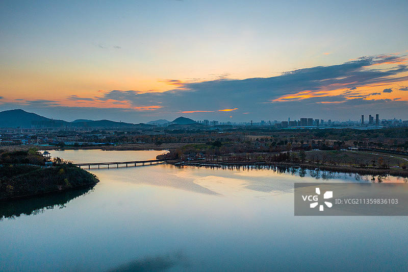 江苏省苏州市张家港香山风景区秋色树林湖泊公路秋天休闲放松散步图片素材