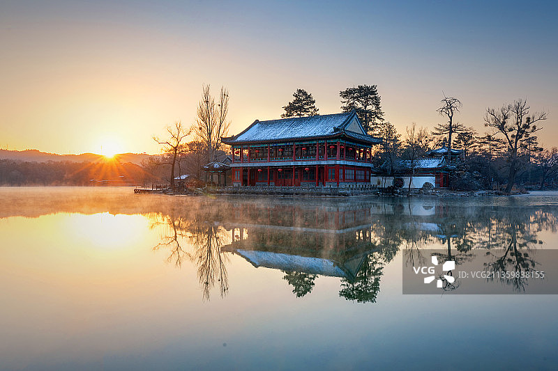 初冬烟雨楼图片素材