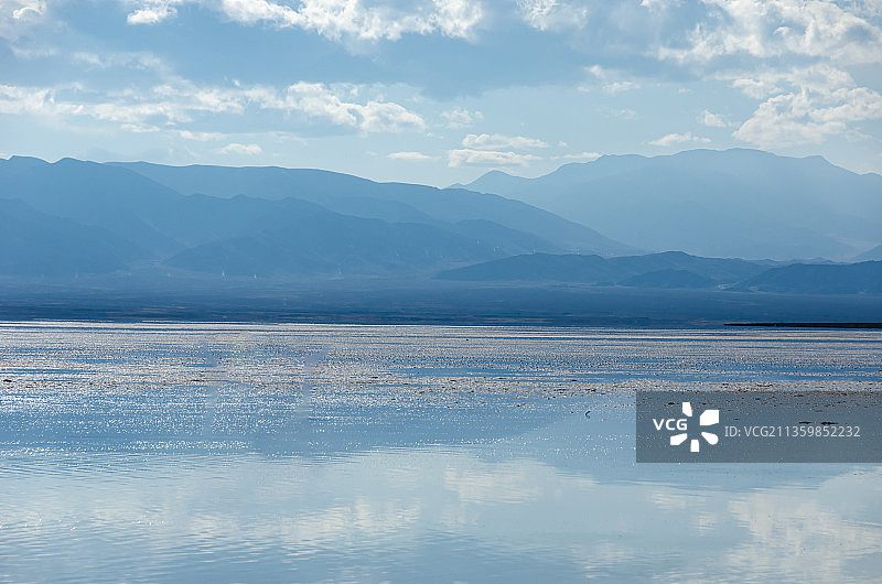 蓝天白云下的中国青海海西茶卡盐湖倒影图片素材