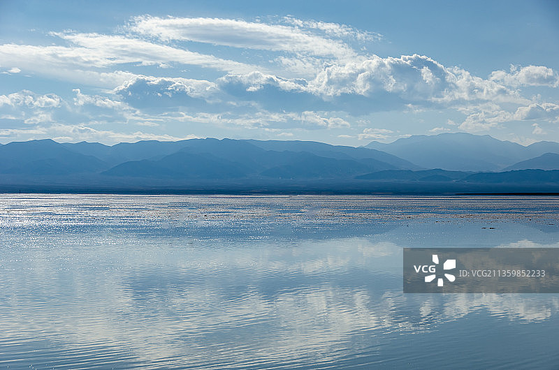 蓝天白云下的中国青海海西茶卡盐湖倒影图片素材