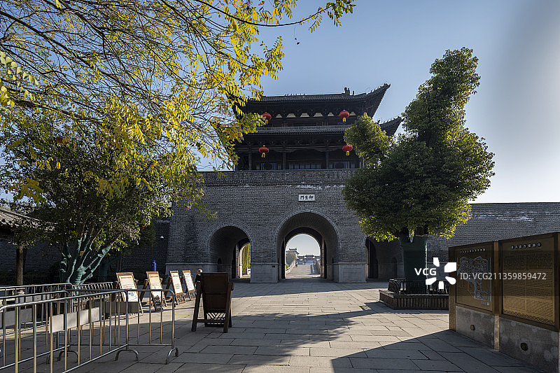 山东省枣庄台儿庄古城东门城楼图片素材