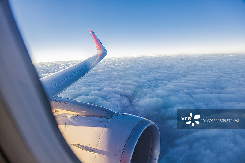 飞机窗外的高空与云海图片素材
