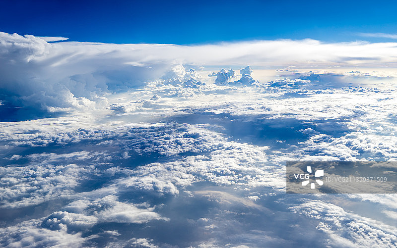 飞机窗外的高空与云海图片素材