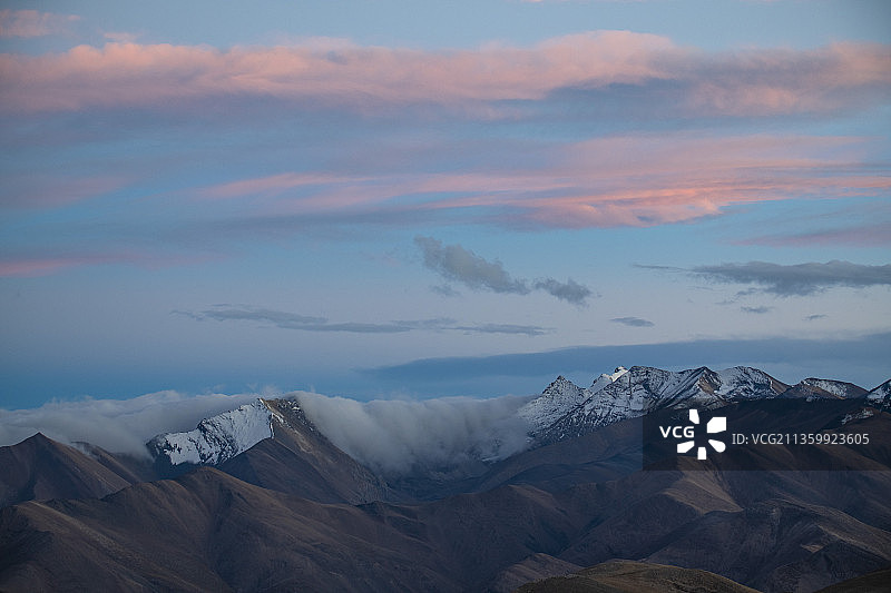 夕阳下的喜马拉雅群山山脉图片素材